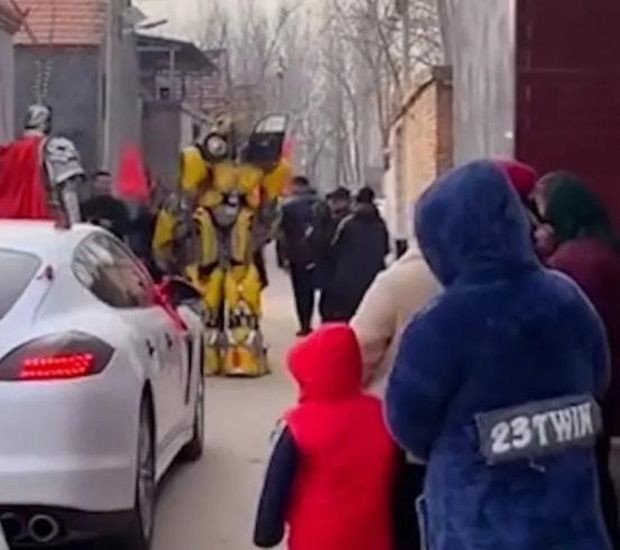 Chu re gay sot vi “moi” Ton Ngo Khong va sieu nhan di ruoc dau