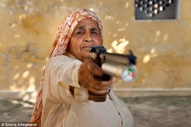 Bà Chandro nhớ lại những ngày cùng cháu gái, Shifali Tomar, đến trường bắn. Shifali chỉ tập luyện nửa vời tại câu lạc bộ súng trường Johri.