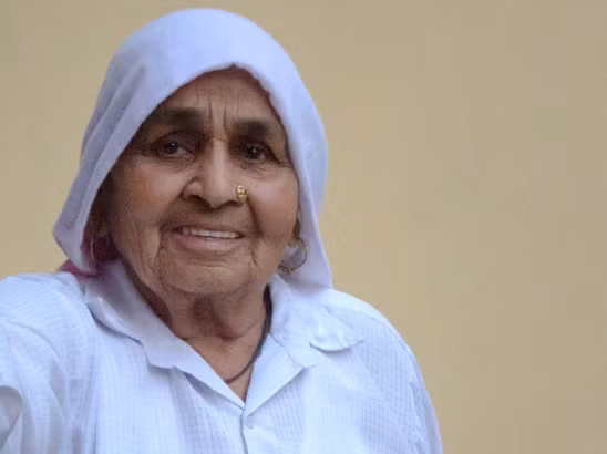 Mặc dù ban đầu hàng xóm và người thân thường chế nhạo Chandro khi họ nhìn thấy bà bắn súng và những thành tựu bà đạt được đã khiến họ nghĩ khác.