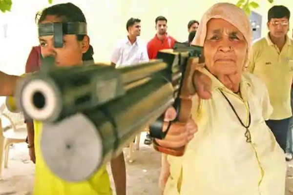 Hơn 60 tuổi, bà Chandro mới được cầm súng lần đầu nhưng đã giành chiến thắng trong nhiều cuộc thi quốc gia, thậm chí còn truyền cảm hứng cho một bộ phim Bollywood về cuộc đời bà.