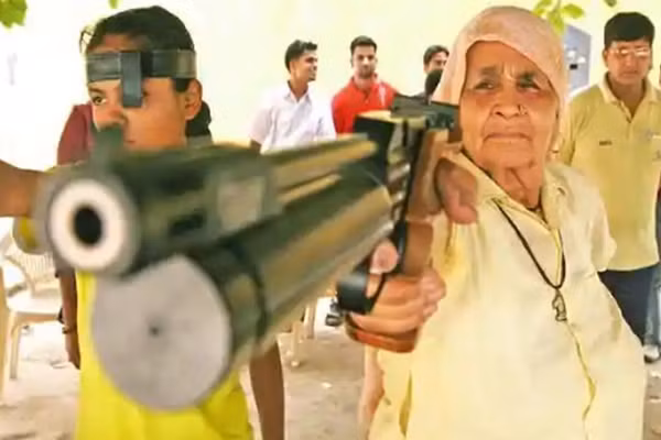 Hơn 60 tuổi, bà Chandro mới được cầm súng lần đầu nhưng đã giành chiến thắng trong nhiều cuộc thi quốc gia, thậm chí còn truyền cảm hứng cho một bộ phim Bollywood về cuộc đời bà.