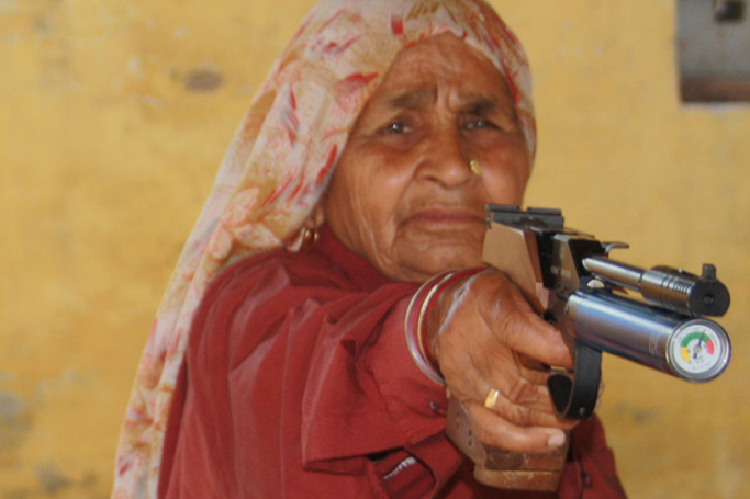 Khi huấn luyện viên nhìn thấy vậy, ông ấy đã khuyên bà Chandro theo đuổi đam mê của mình.