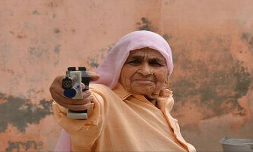 Đó là lần đầu tiên bà Chandro cầm một khẩu súng lục và bà ấy đã bắn trúng hồng tâm.