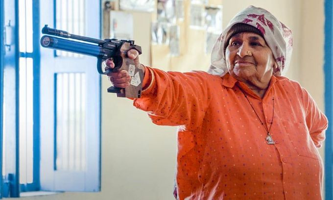 Theo Al Jazeera, Chandro nhận ra bà có niềm đam mê với bắn súng khi bà 65 tuổi và sau đó đã trở thành nữ xạ thủ lớn tuổi nhất thế giới.