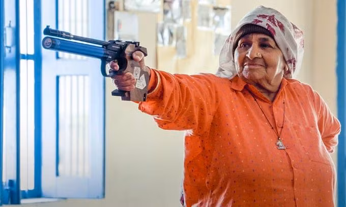 Theo Al Jazeera, Chandro nhận ra bà có niềm đam mê với bắn súng khi bà 65 tuổi và sau đó đã trở thành nữ xạ thủ lớn tuổi nhất thế giới.
