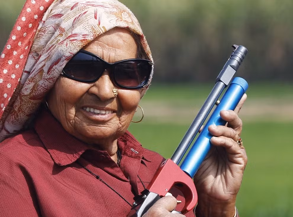  Nữ xạ thủ cao tuổi nhất thế giới Chandro Tomar sinh ngày 1/1/1932 tại Shamli, bang Uttar Pradesh, Ấn Độ. Bà qua đời năm ngoái sau khi mắc Covid-19, hưởng thọ 89 tuổi.