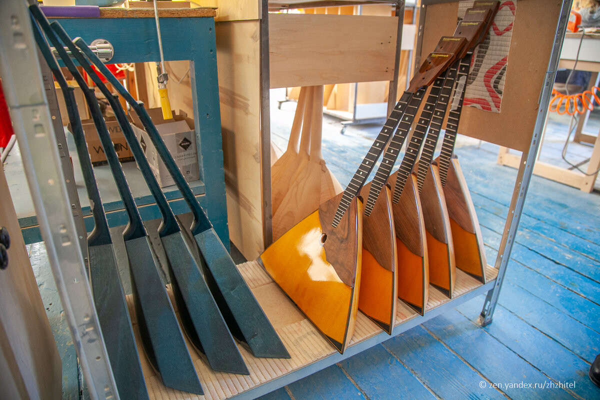 Những chiếc đàn Balalaika khi hoàn thiện.