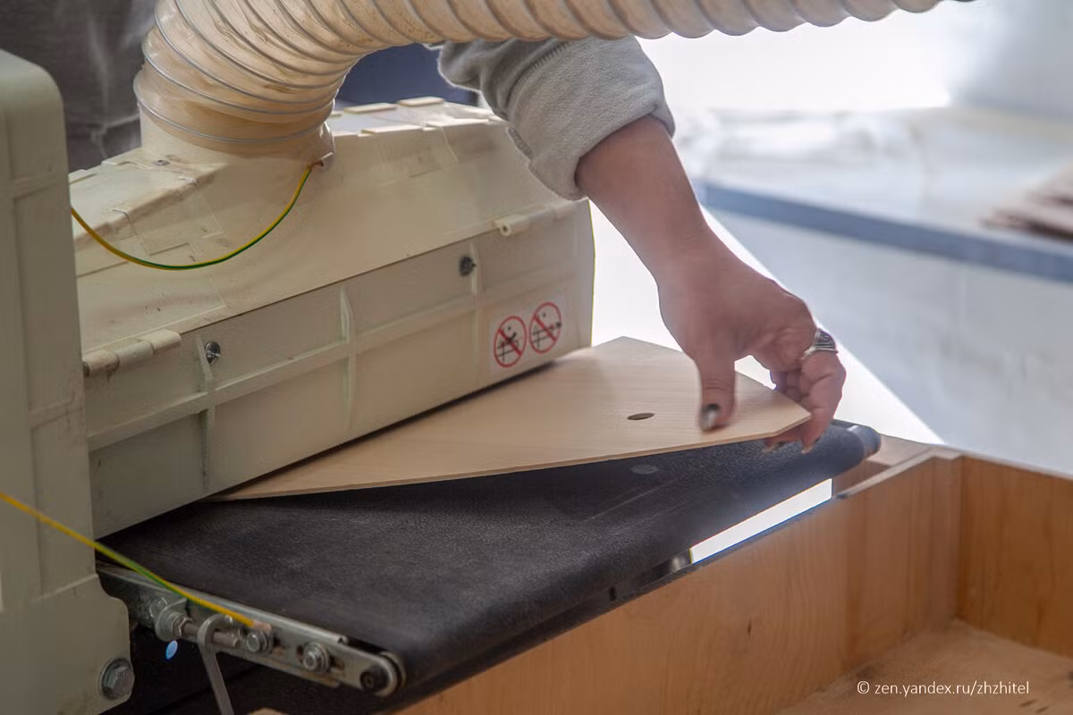 Đàn Balalaika được công ty sản xuất từ các loại gỗ nhập khẩu.