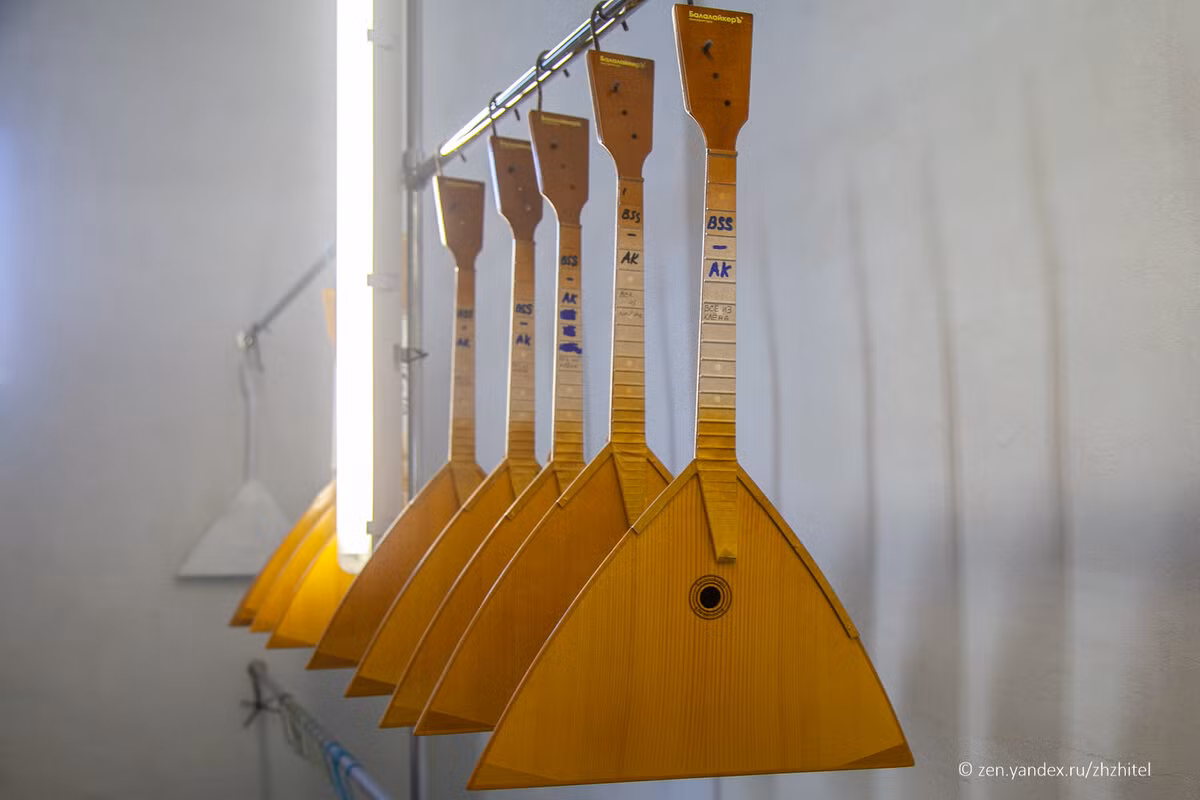 Những chiếc đàn được sơn chờ khô.