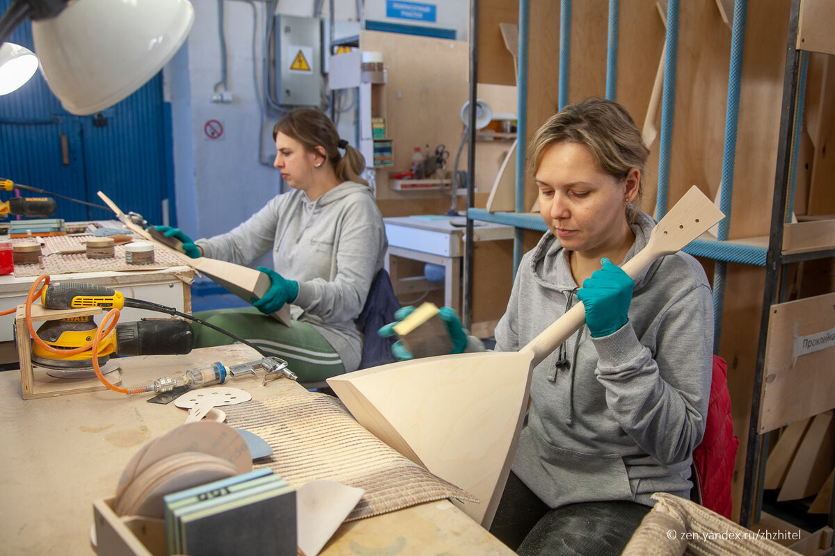 Các công nhân đang đánh bóng đàn.