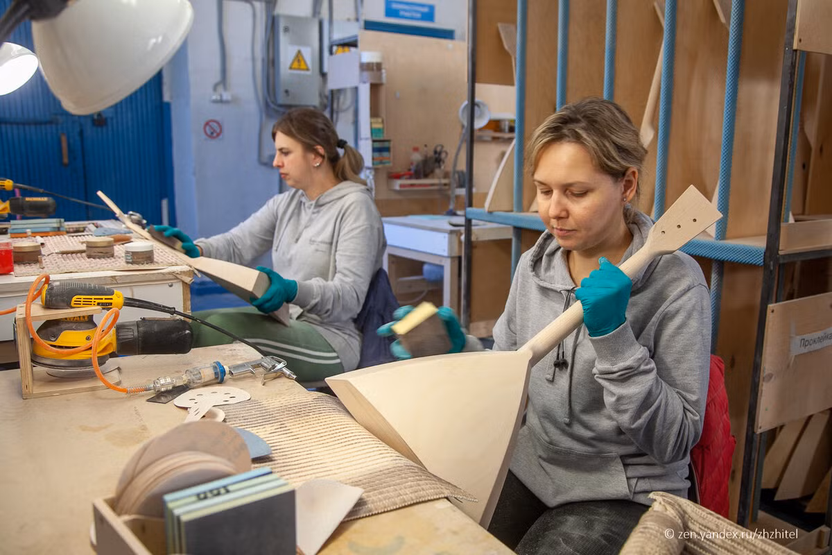 Các công nhân đang đánh bóng đàn.