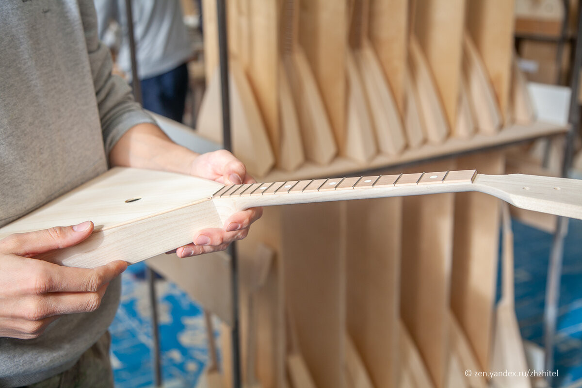 Hầu hết các công đoạn sản xuất nhạc cụ của Nga này đều được làm thủ công.