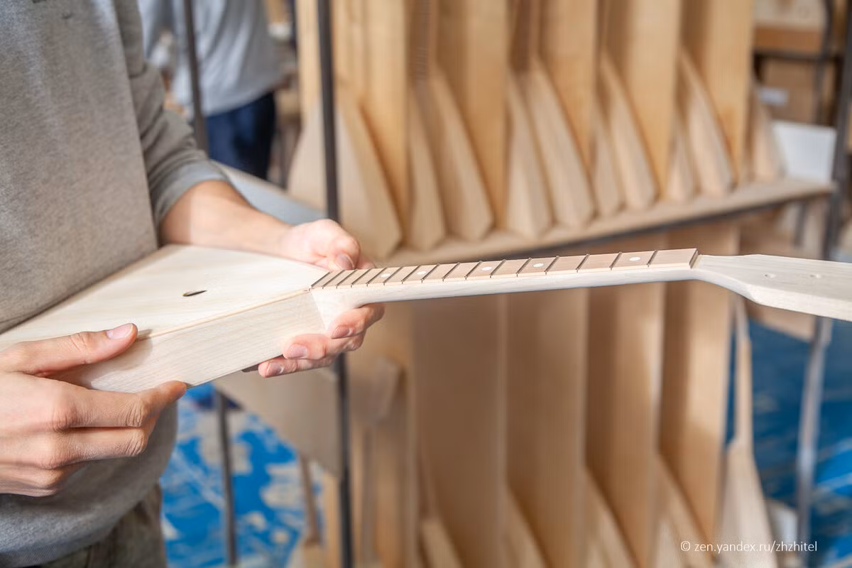 Hầu hết các công đoạn sản xuất nhạc cụ của Nga này đều được làm thủ công.