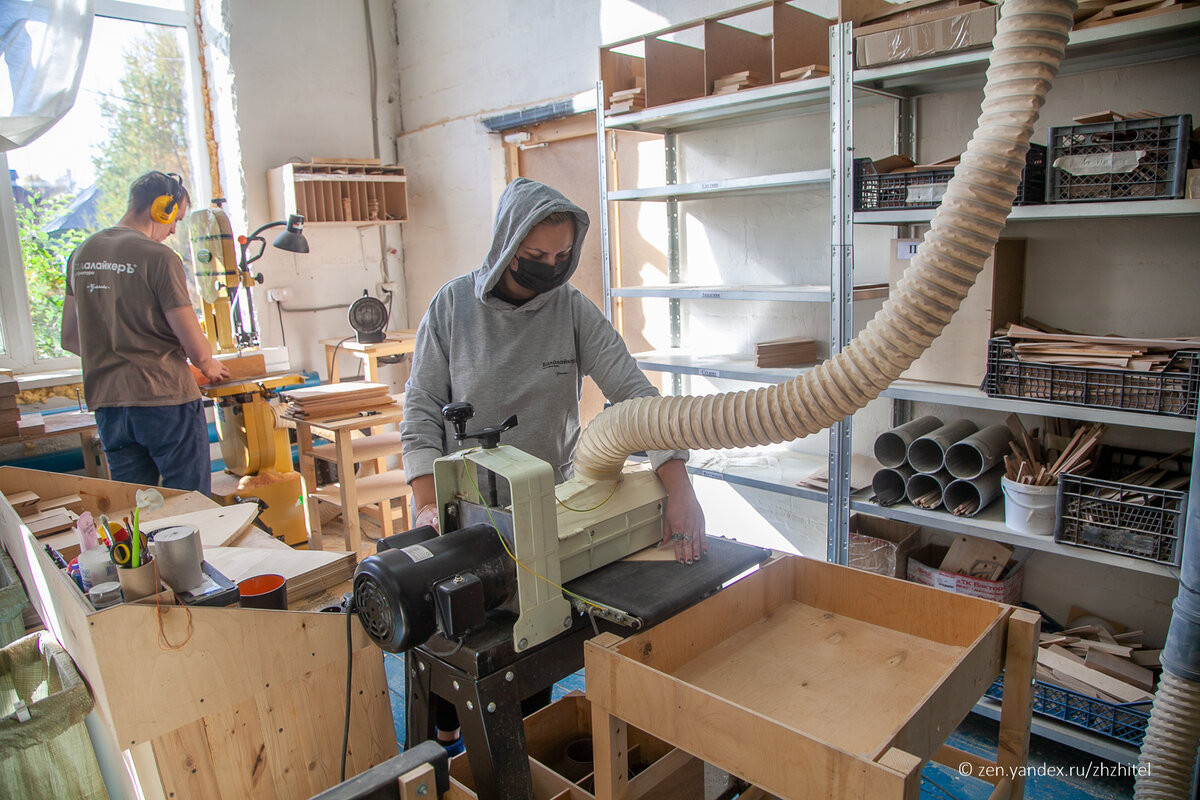 Một chiếc đàn balalaika được cấu thành từ hơn 70 chi tiết. Mỗi chi tiết được sản xuất riêng biệt.