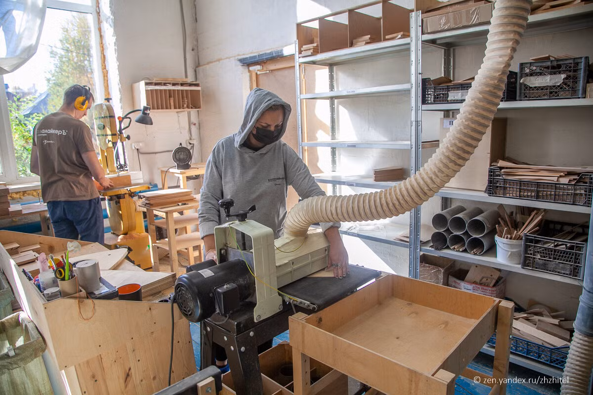 Một chiếc đàn balalaika được cấu thành từ hơn 70 chi tiết. Mỗi chi tiết được sản xuất riêng biệt.