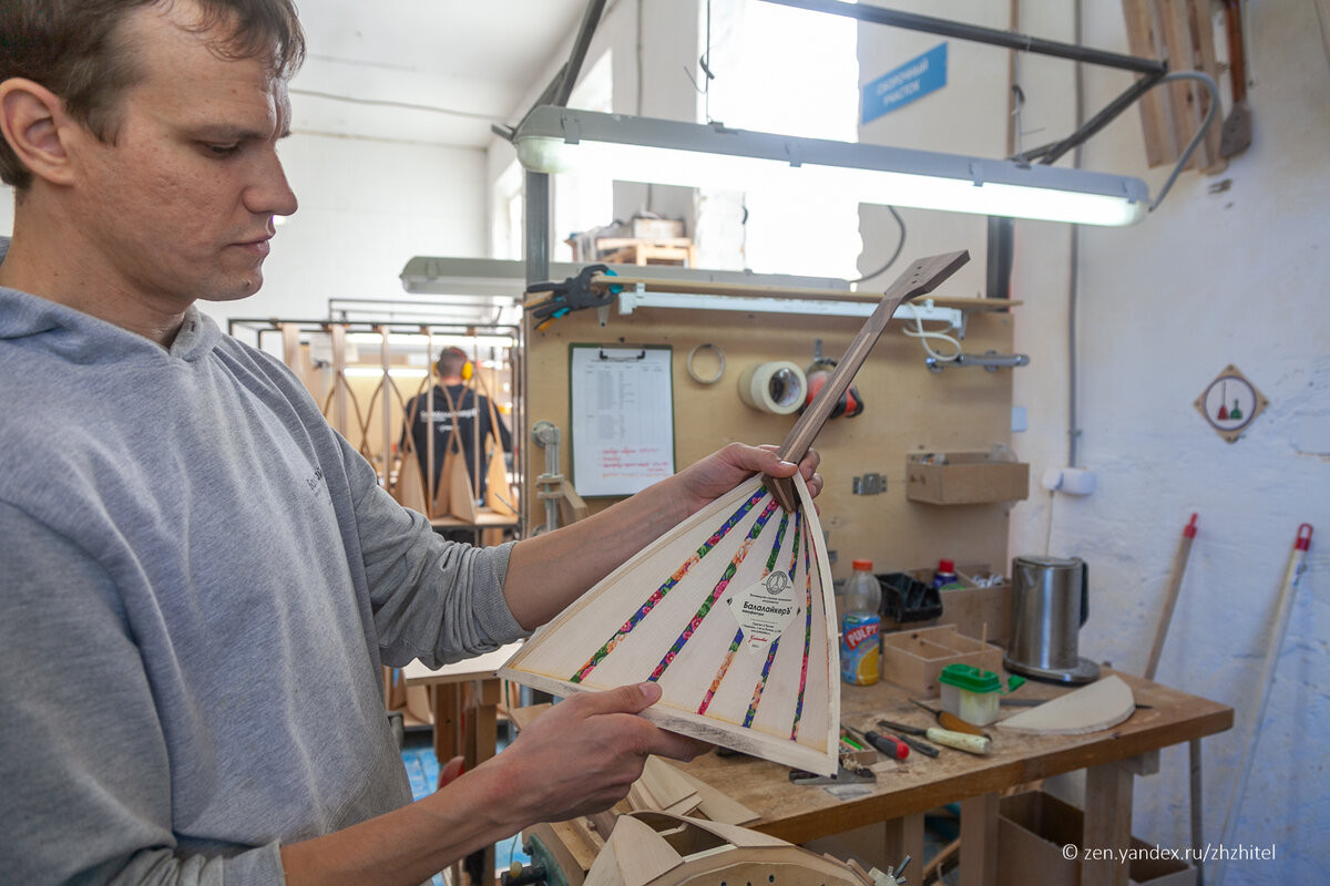 Chiếc đàn được gắn bảng âm.