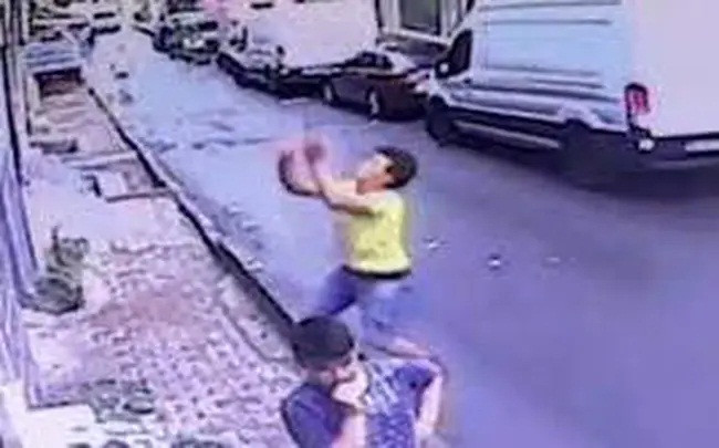 Cam phuc “nguoi hung” tay khong do be gai roi tu tang 2