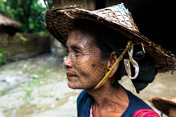 Các hình xăm được tạo ra bằng thứ mực chế từ các thành phần tự nhiên, như cây lá, như bồ hóng từ nắp đậy nồi. Hình xăm dạng mạng nhện, được để mờ dần theo năm tháng, nhưng không hoàn toàn biến mất.