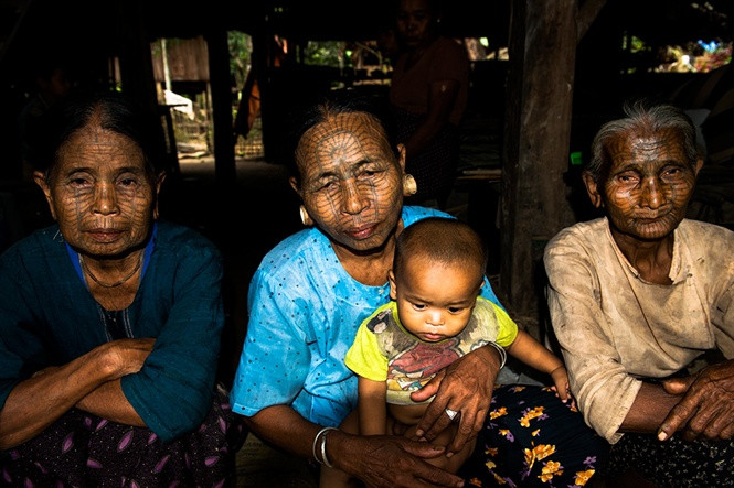 Thế nhưng, phụ nữ bộ tộc Chin ngày nay không còn xăm mặt nữa. Những người có hình xăm trên mặt là thế hệ cuối cùng duy trì tập tục và hiện đã lớn tuổi.