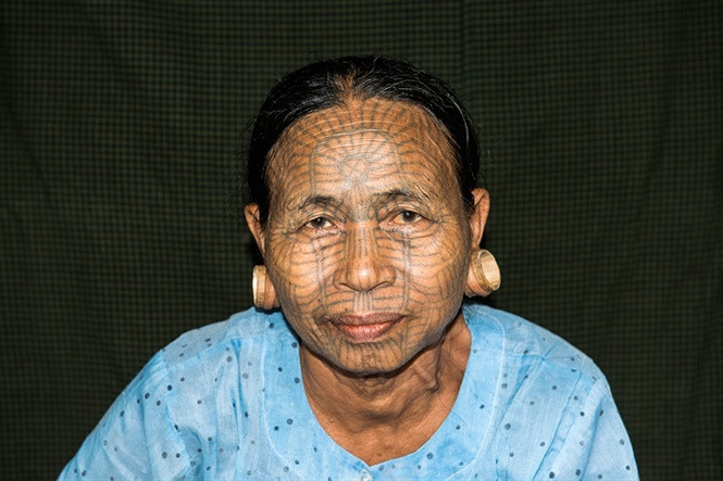 Thời xưa, phụ nữ bộ tộc Chin thường xăm hình trên mặt để ngăn chặn các đối thủ bắt cóc họ. Những người phụ nữ này còn được gọi là “người mặt hổ”.