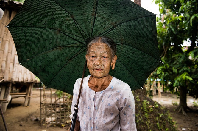Theo truyền thuyết của bộ tộc Chin, thuở xưa, có một vị vua đi ngang qua ngôi làng, thấy phụ nữ ở đây xinh đẹp nên bắt một số người về làm vợ. Từ đó, các cô con gái người Chin lên 11 - 15 tuổi thì buộc phải xăm lên mặt, nhằm che giấu dung nhan, tránh bị bắt cóc.