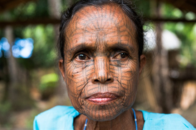 Do mực không được pha quá đậm như mực xăm tiêu chuẩn, nên sự mờ theo thời gian này đã làm cho vẻ đẹp của phụ nữ Lai Tu Chin trở nên độc đáo.