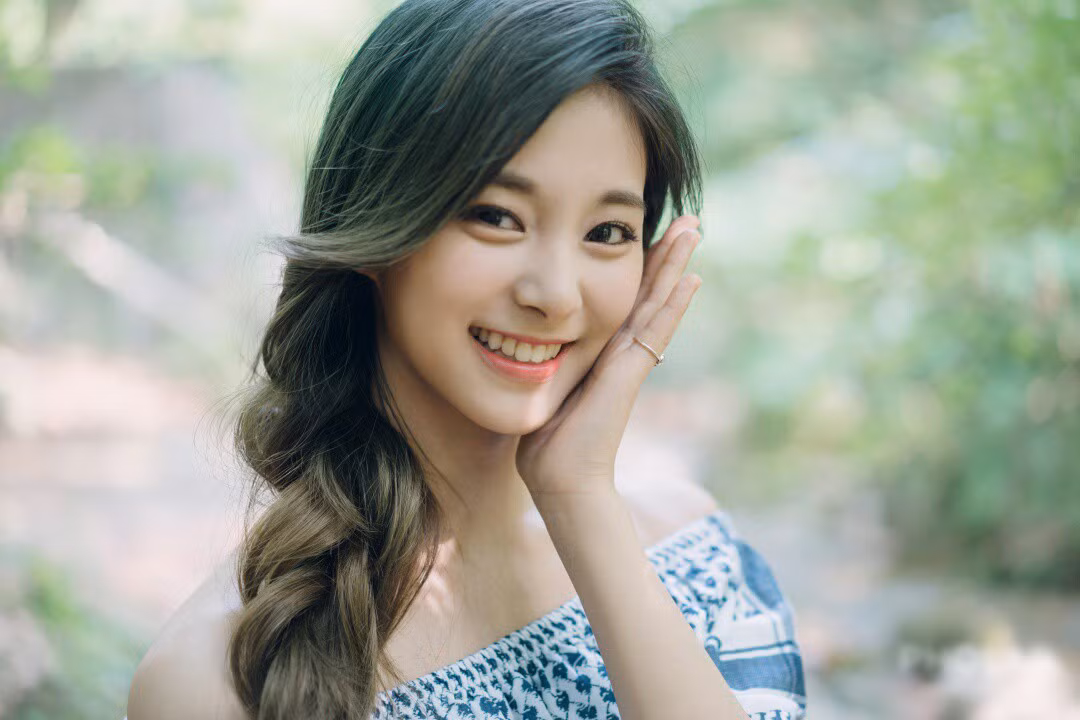 Tzuyu (Chu Tử Du), từ vị trí thứ 4 năm ngoái, tụt xuống vị trí thứ 7. Năm 2019, cô đứng đầu danh sách. Cô sinh năm 1999 ở Đài Loan, hoạt động trong nhóm Twice của Hàn Quốc, thường xuyên có tên trong các cuộc bình chọn idol xinh đẹp nhất Kpop.