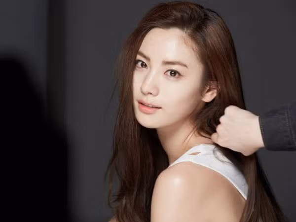 Nana, cựu thành viên nhóm nhạc xứ Hàn After School, đứng thứ 10. Nana từng có 2 năm liên tiếp 2014 và 2015 được TC Candler bình chọn sở hữu gương mặt đẹp nhất thế giới. Ảnh: IT.