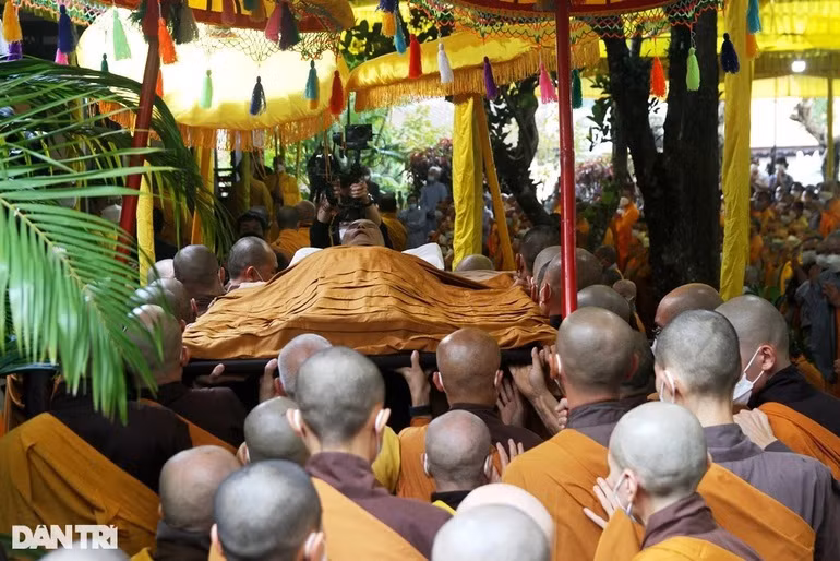 Hinh anh tai le nhap kim quan Thien su Thich Nhat Hanh-Hinh-12