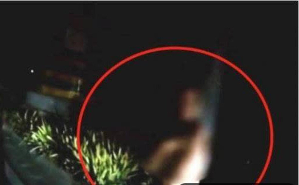 Canh sat phat hien co gai khoa than giua duong, nguyen nhan gay phan no