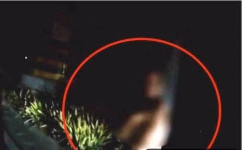 Canh sat phat hien co gai khoa than giua duong, nguyen nhan gay phan no