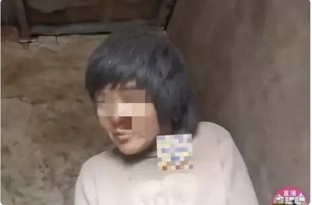 Vo tam than bi chong xich trong nha kho khien du luan phan no