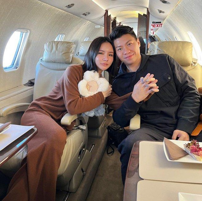 Kim Lim và LL đính hôn vào tháng 9/2021. Chú rể năm nay 33 tuổi, làm việc trong ngành công nghệ thông tin, có cuộc sống kín tiếng. Cả hai quen biết nhau qua bạn chung trong vài năm trước khi hẹn hò. Ảnh: IT, IG.