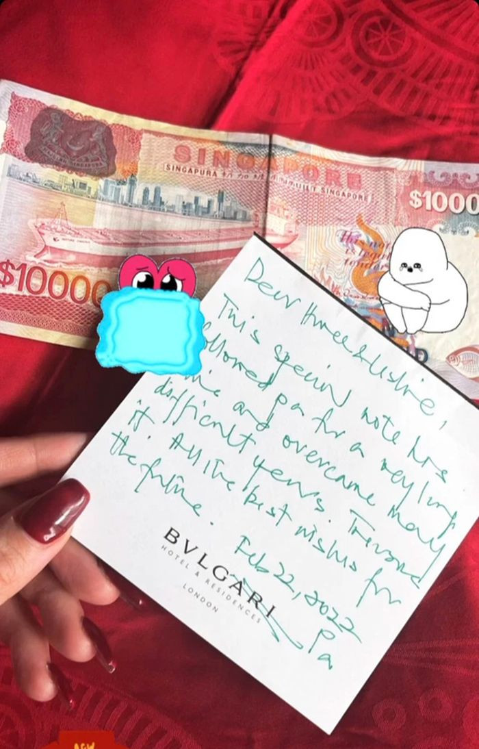 Cùng với tờ tiền, đại gia người Singapore nhắn nhủ: "Tờ tiền này đã theo cha rất lâu rồi và cùng cha vượt qua biết bao năm tháng khó khăn. Hãy trân trọng nó. Cha chúc con những điều tuyệt vời nhất trong tương lai".
