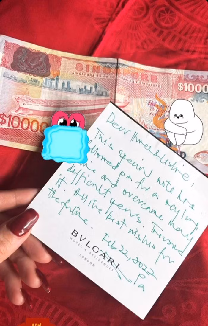 Cùng với tờ tiền, đại gia người Singapore nhắn nhủ: "Tờ tiền này đã theo cha rất lâu rồi và cùng cha vượt qua biết bao năm tháng khó khăn. Hãy trân trọng nó. Cha chúc con những điều tuyệt vời nhất trong tương lai".