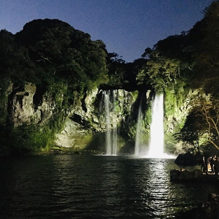 Vẻ đẹp huyền ảo thơ mộng và quyến rũ của ngọn thác này về đêm sẽ khiến bạn cảm thấy mê mẩn, cuốn hút.