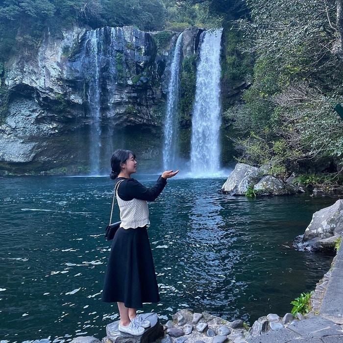 Nơi đây không chỉ nổi tiếng bởi con thác hùng vĩ mà còn bởi khu rừng Dampalsu nằm ở ngay cạnh đó. Khu rừng này được công nhận là di tích thiên nhiên của Hàn Quốc.