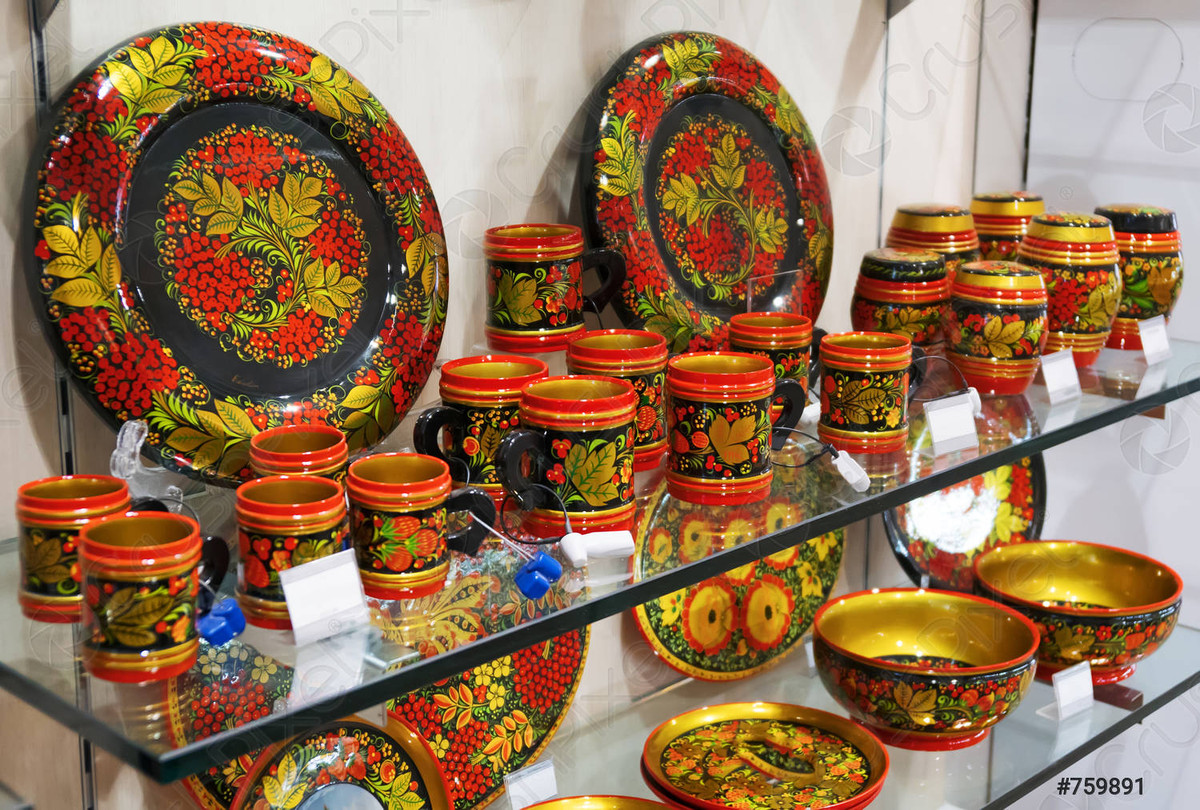 Những tách trà, bình đựng muối, những chiếc đĩa, thìa... phải trải qua rất nhiều công đoạn sơn, sấy, phủ đất sét, tráng thiếc rồi mới được vẽ trên bề những họa tiết bằng sơn đen và đỏ nhờ một chiếc bút nhỏ.