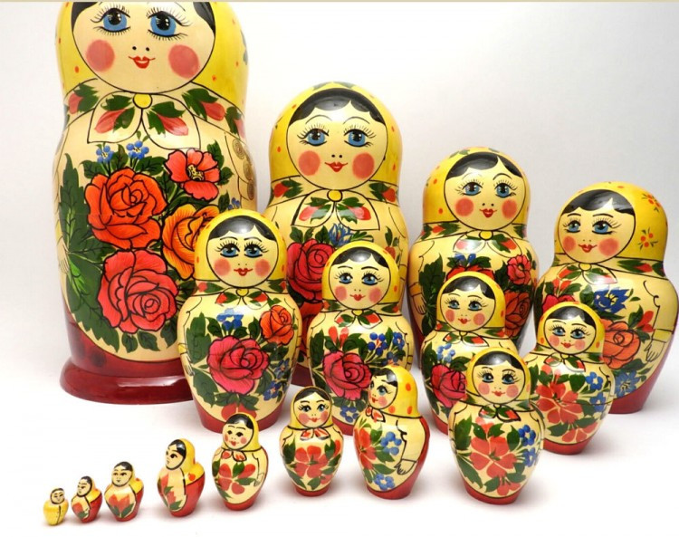Búp bê Matryoshka: Matryoshka là biểu tượng truyền thống nước Nga hay món quà không thể thiếu của du khách khi đến xứ sở bạch dương xinh đẹp.