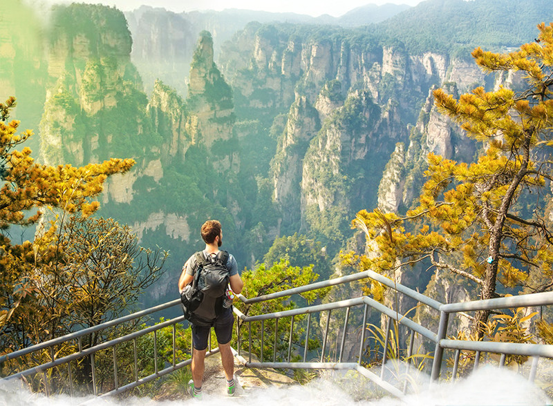 Đến Trương Gia Giới, du khách có cơ hội chiêm ngưỡng những kì quan thiên nhiên đồ sộ đến mức choáng ngợp.