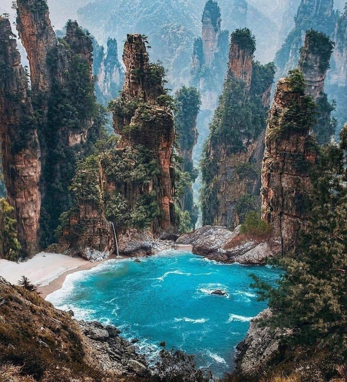 Sự lựa chọn khác để có thể chinh phục đỉnh núi này nhanh hơn là cáp treo tại núi Thiên Môn Sơn với 98 cabin và tổng chiều dài lên tới 7.455m.