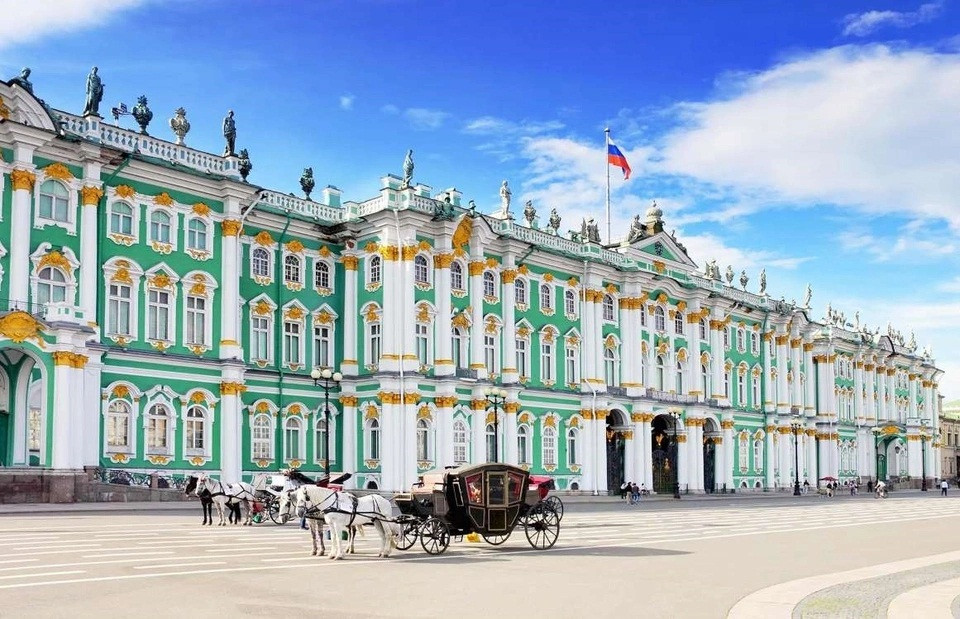 Cung điện Mùa đông, Saint Petersburg, Nga: Cung điện Mùa đông được trùng tu nhiều lần, phiên bản ngày nay được xây dựng từ 1730 - 1837 trong khu vực rộng 6 ha. Bên ngoài cung điện được trang trí cực kỳ xa hoa với vàng, ngà voi và nhiều tác phẩm điêu khắc quý giá.