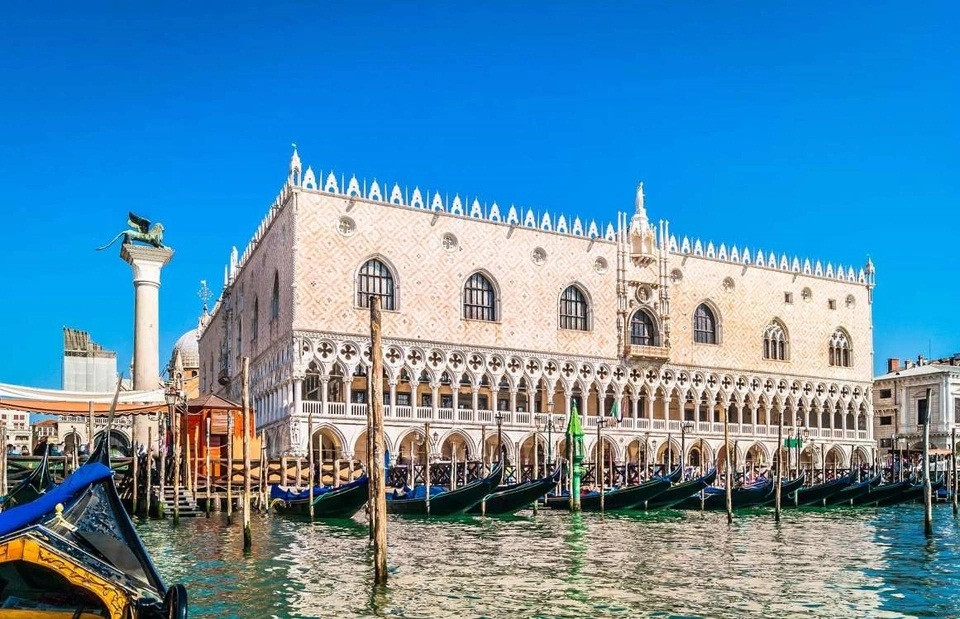 Cung điện Doge, Venice, Italy: Cung điện Doge (hay Palazzo Ducale) là biểu tượng quyền lực của Venice, cũng là một kiệt tác của kiến trúc Gothic.