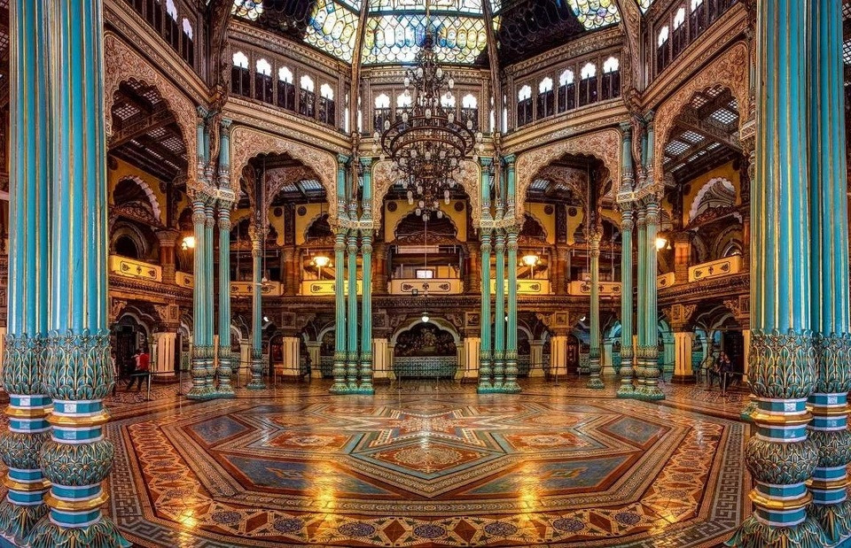 Bên trong cung điện được làm chủ yếu bằng cẩm thạch hồng và đá granit, giúp nổi bật lên các họa tiết từ bên trong. Cột, đèn chùm, trần nhà đều được sơn tinh xảo như nhấc ra từ trong tranh.