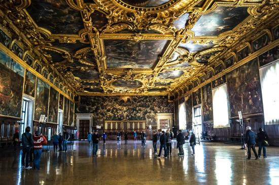 Kiến trúc bên trong cung điện được trang trí tinh xảo đến mức khiến du khách phải choáng ngợp. Rất nhiều tác phẩm kiến trúc, nghệ thuật vô giá được tìm thấy ở đây. Ảnh: IT.