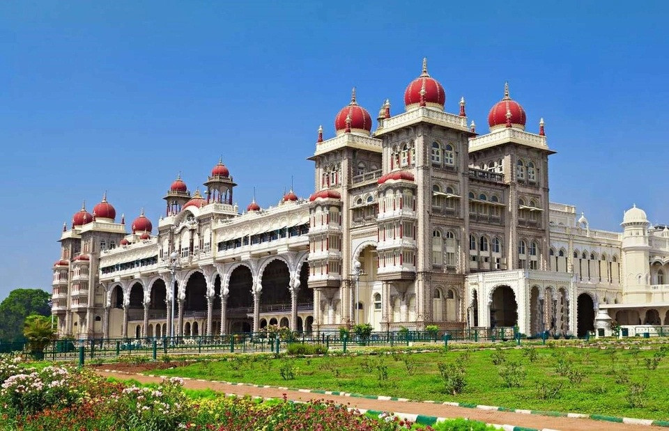 Cung điện Mysore, Mysore, Ấn Độ: Đây là cung điện lớn nhất ở Ấn Độ, được tu sửa như ngày nay vào năm 1912. Bên ngoài cung điện trang trí kiểu cổ điển với mái vòm và lối đi thiết kế tỉ mỉ.