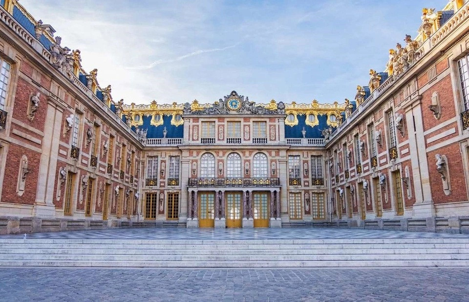 Cung điện Versailles, Versailles, Pháp: Versailles (hay Château de Versailles) nằm gần Paris là cung điện nổi tiếng thế giới bởi sự xa hoa, lộng lẫy. Được xây dựng vào thế kỷ 17, Versailles từng là nơi sinh sống của gia đình hoàng gia Pháp.