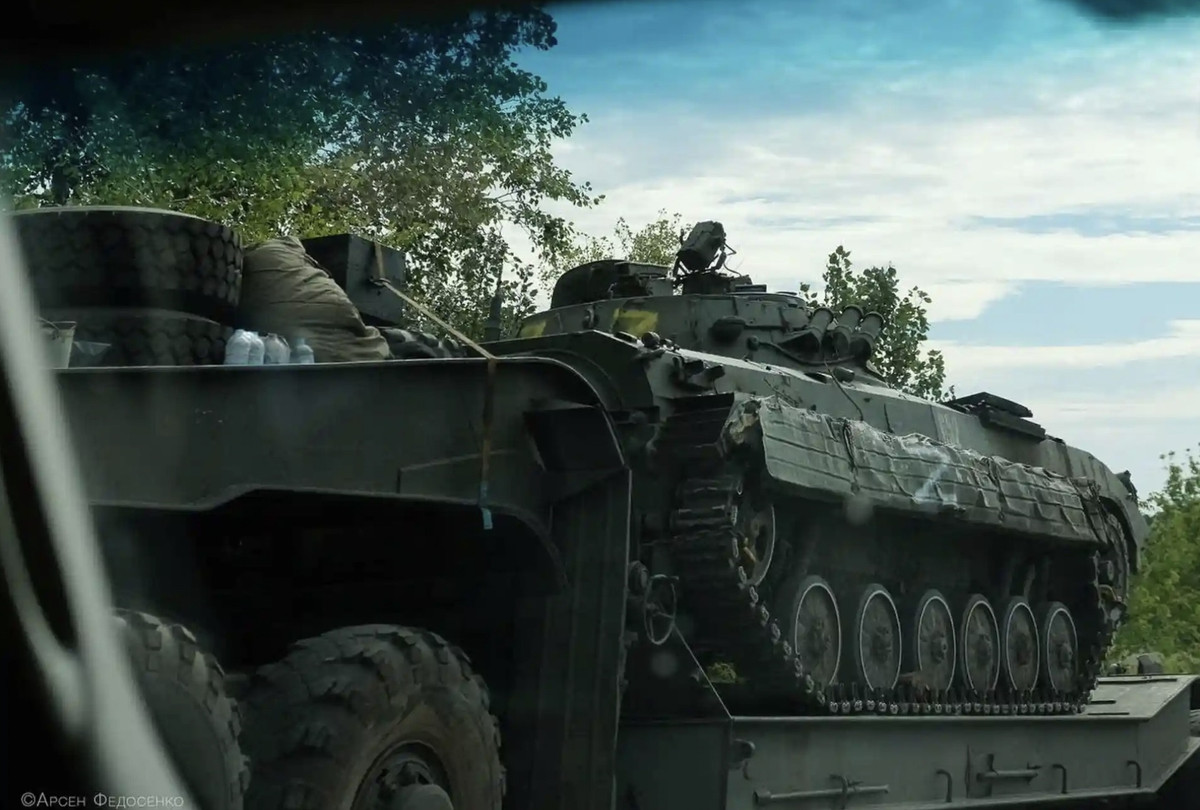 Quân đội Ukraine thu giữ xe bọc thép của Nga bỏ lại. Ảnh: Reuters.