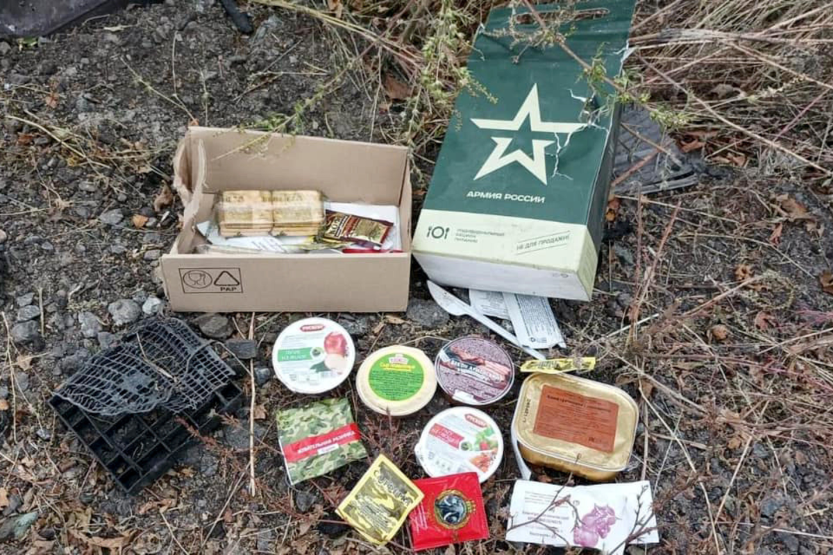 Lương thực quân đội bị bỏ lại tại khu vực trước đây do Nga kiểm soát ở Kharkov. Ảnh: Reuters.