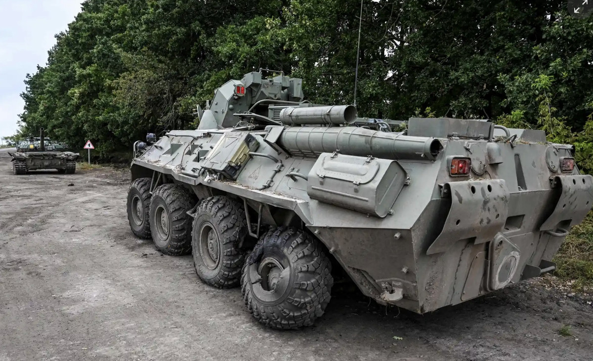 Thiết giáp BTR-80 của Nga bị bỏ lại gần Balakliia, ngày 11/9. Ảnh: The Guardian.